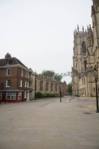 约克大教堂旁石板街景，红砖建筑与哥特尖塔相映成趣