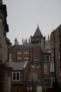 红砖民居间 peek 约克大教堂尖塔，古典与日常交融的城市天际线剪影