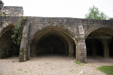 古老石拱廊道遗迹，青苔攀爬石柱，碎石地面静谧空旷