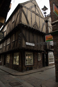 转角木筋楼雄踞街口，‘Little Shambles’标牌醒目，细节精致考究