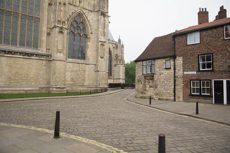 约克大教堂侧翼与老街石板路交汇处的静谧历史街景
