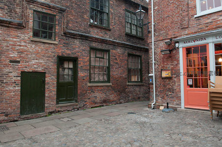 约克肉铺街红砖巷弄：绿窗旧屋与橙色店铺门面的复古街角