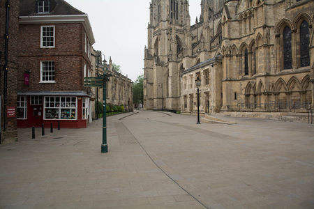 空旷的约克大教堂前广场：哥特巨构与红砖商铺的宁静对望