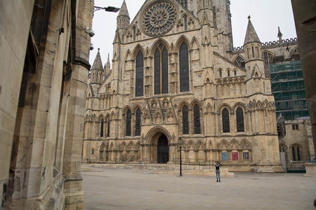 约克大教堂西立面近景：游客仰望哥特杰作