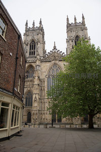 约克大教堂双塔与绿树相映的街角视角