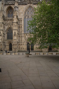 约克大教堂宏伟西立面矗立广场前，巨幅彩窗与繁复雕刻震撼人心