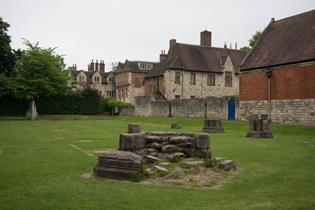 约克古城墙内庭院中的罗马柱基与红砖老屋群落