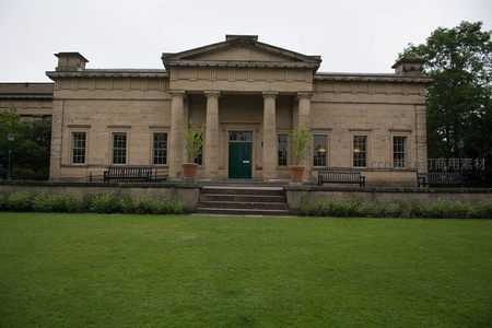 约克美术馆新古典主义立面：砂岩柱廊与翠绿草坪相映成趣