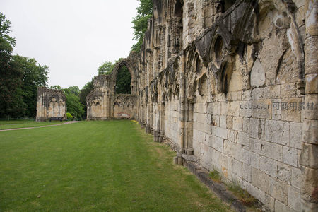 约克修道院遗址石墙与绿茵草坪的静谧对比