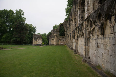 修道院废墟长廊：斑驳石柱与青翠草地的时光对话