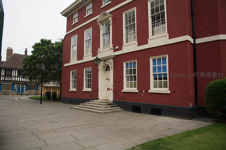 红砖古典府邸：约克历史建筑门廊与庭院静景