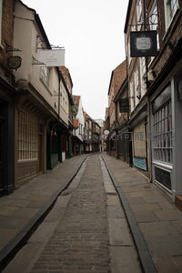 约克肉铺街窄巷：悬挑屋檐与古董招牌的时光隧道