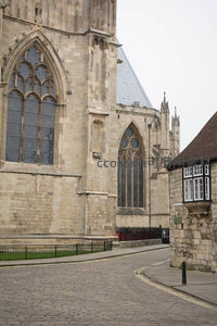 约克大教堂哥特式尖拱窗与石砌外墙细节