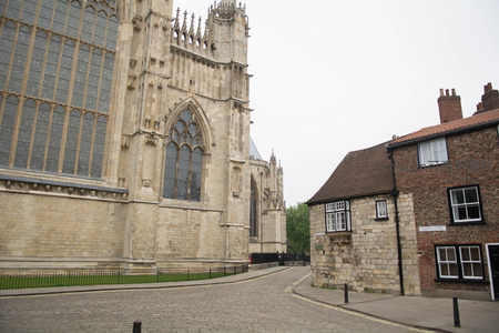 约克大教堂侧面全景与邻近砖石民居对比