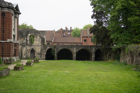 约克修道院遗址庭院绿茵与拱廊残垣