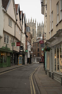 约克肉铺街远眺大教堂尖顶的狭窄巷道