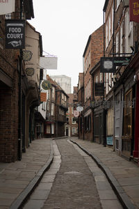 约克老街石板路与悬挂牌匾的静谧晨景