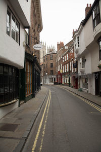 蜿蜒窄巷穿行于英式老城，白墙红砖店铺林立，远处尖塔隐现