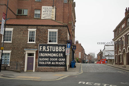 约克老街砖房林立，F.R.Stubbs铁器店招牌醒目，街角静谧怀旧