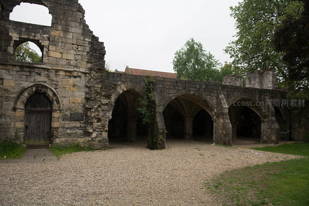 圣玛丽修道院遗址拱廊残垣，青苔藤蔓攀附，雨后灰阶光影静谧庄严