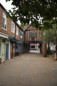 绿叶掩映下的都铎风格过街廊桥与老街店铺