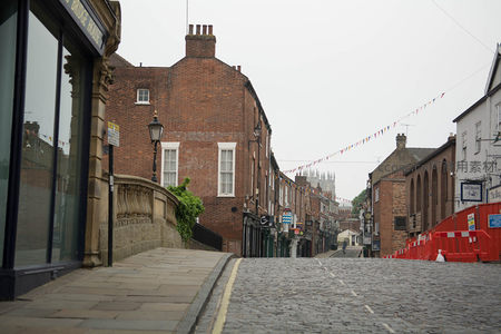 彩旗飘扬的鹅卵石坡道通向远处大教堂的空旷街景