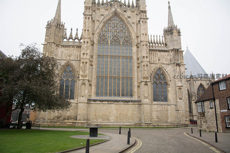 约克大教堂南侧巨型彩色玻璃窗与绿地环绕的庄严视角