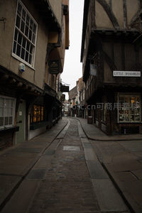 约克古城窄巷清晨静谧街景，木构建筑与石板路交织历史韵味