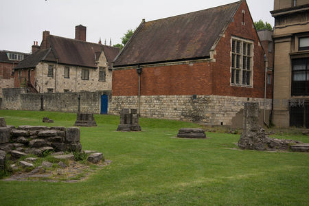 罗马遗址草坪上的断柱残垣，红砖古建与石基并立见证千年变迁