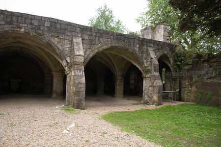 中世纪修道院回廊遗迹，石拱结构与青苔绿茵相映成趣