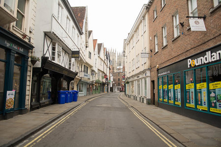 约克主教座堂远景街道，两旁商铺林立，空旷路面延伸至信仰尖顶