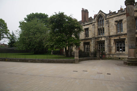 约克圣威廉学院庭院：哥特窗棂、古柱与绿树相映成趣