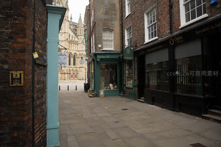 巷道视角下的约克大教堂：青绿色门框与古店招牌构成画框