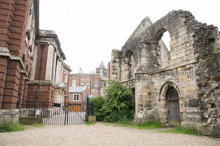 古老石砌废墟与红砖建筑并立，青苔斑驳见证历史沧桑