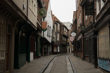 约克肉铺街窄巷，悬挂招牌林立，青石板路蜿蜒曲折