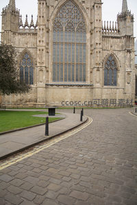 约克大教堂西立面巨窗特写，哥特尖拱与石雕细节精致