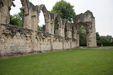 斯塔德利皇家修道院残垣，哥特拱券空悬绿茵之上，时光凝固的宗教废墟