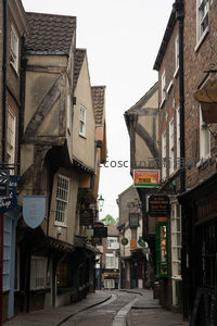 约克蜿蜒窄巷曲径通幽，悬挑木屋错落有致，招牌林立尽显古街烟火气