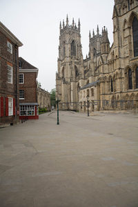 约克大教堂宏伟哥特式尖塔与石砌广场晨光静谧景象