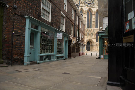 约克肉铺街古巷静谧一隅，青蓝店铺橱窗映衬大教堂玫瑰窗远景