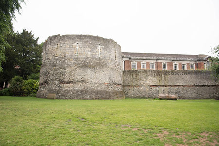 约克古城墙圆形塔楼与绿茵草地静谧景象
