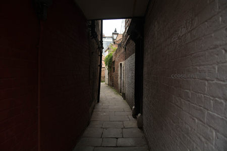 幽深砖巷光影交错，石板路通向远方老街