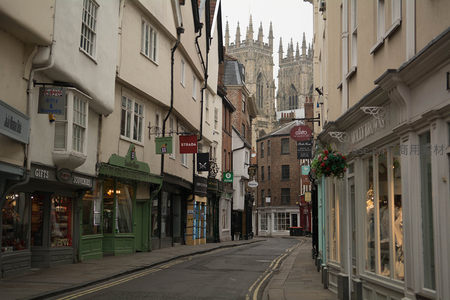 蜿蜒老街尽头矗立约克大教堂尖塔群