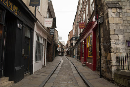 约克肉铺街窄巷实景，复古店铺林立，石板路延伸至远方