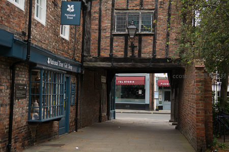 约克古城巷道中的国家信托商店与木质廊桥