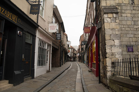 约克肉铺街石板路两旁复古店铺林立