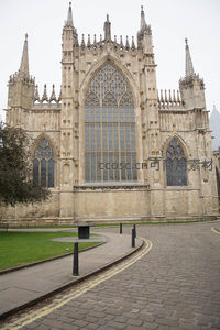 约克大教堂西立面哥特式尖塔与彩窗