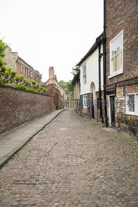 约克古城石板小巷，红砖白墙与青苔交织的静谧时光