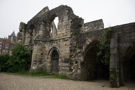圣玛丽修道院遗址残垣，藤蔓攀爬的哥特式拱门诉说千年沧桑