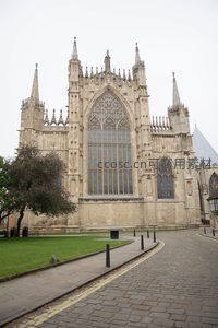约克大教堂东立面壮丽哥特式彩窗与尖塔群